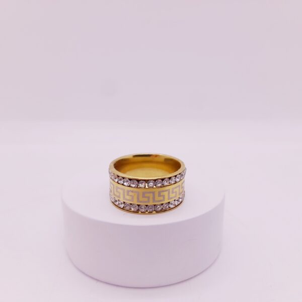 Anillo de Strass con Guarda Griega de Acero Quirúrgico / RS-1022